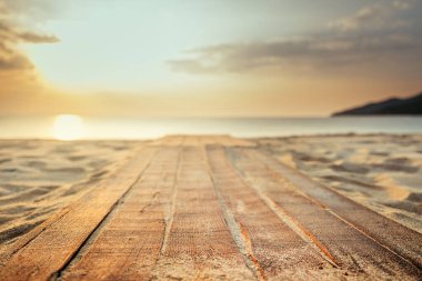 Kumsaldaki tahta yol, seçici odaklanma.