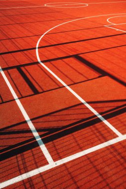 Açık hava basketbol sahaları gölgeli, seçici odaklı.