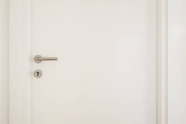 Metalik saplı, seçici odaklı beyaz iç kapı