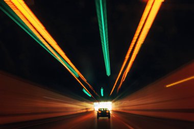 Otoyol tünelinde araba sürerken çekilen uzun pozlama fotoğrafı soyut bir arkaplan.