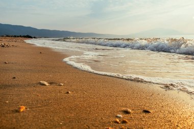 Vrasna plajı, deniz dalgalarının kumlu kıyı şeridine vurduğu güzel deniz manzarası, seçici odaklanma