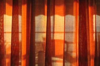 Arka plan olarak sarı pencere perdeleri, çizgili desen