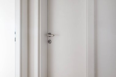 Metalik saplı, seçici odaklı beyaz iç kapı