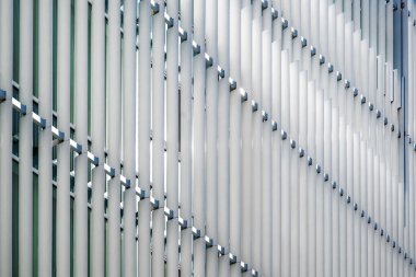 Arka plan olarak modern çizgili metalik cephe, düşük açı görünümü