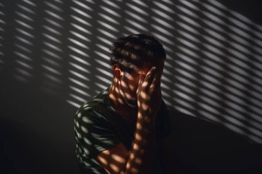 Fotofobi ya da ışığa duyarlılık kavramı, ışığa karşı hoşgörüsüzlük rahatsızlık ya da acıya neden olur. Seçici odak.