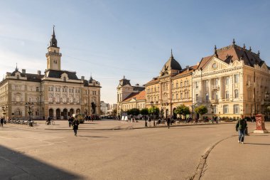 Novi Sad, Sırbistan - 6 Kasım 2024: Ölümcül tren istasyonu güneşliğinin çökmesini protesto eden belediye binası.