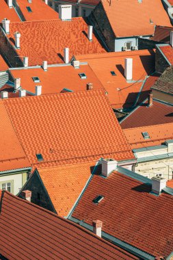 Petrovaradin şehir merkezinin çatıları, Sırbistan 'ın Novi Sad kentindeki ünlü turistik kent merkezinden görüldü. Yüksek açı görünümü.