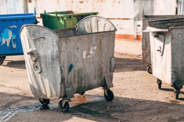 Sokakta çöp konteynırları, seçici odak
