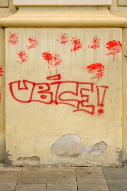 Novi Sad, Sırbistan - 12 Kasım 2024: Kanlı eller belediye binasına ölümcül tren istasyonu güneşliğinin çökmesini protesto eden katilleri damgaladı ve mesaj attı.