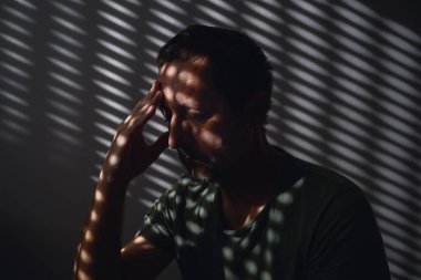 Fotofobi ya da ışığa duyarlılık kavramı, ışığa karşı hoşgörüsüzlük rahatsızlık ya da acıya neden olur. Seçici odak.