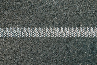 Arka plan olarak işaretlenen yol yüzeyi için nokta desenli soğuk plastik şeritler, üst görünüm
