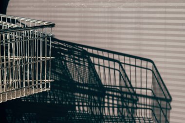 Duvarda alışveriş arabasının gölgesi, seçici odak