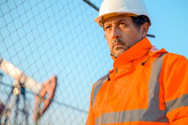 Petrol ve gaz çıkarma sürecini denetleyen sondaj kulesi mühendisi, petrol pompasının sahadaki performansını izleyen, seçici odaklı