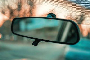 Arabada dikiz aynası, seçici odaklanma.