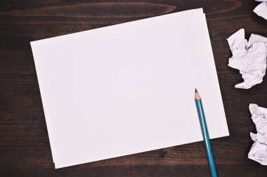 Ofis masasında buruşmuş kağıtlı boş beyaz kağıt, kopya alanı
