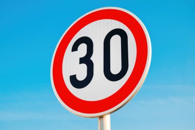 Hız limiti trafik işaretinin saatte 30 kilometre sınırlaması, seçmeli odak noktası