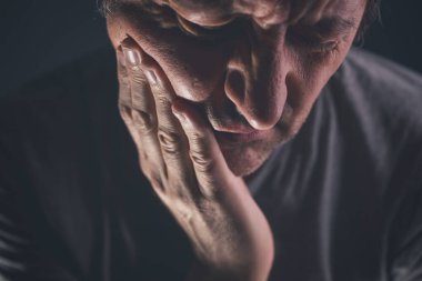 Diş ağrısı, şiddetli ağrı çürük diş, seçici odaklanma.