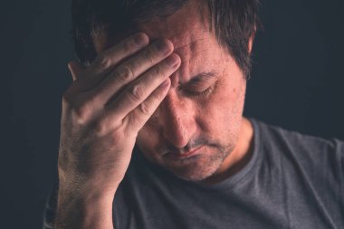 Sorunları düşünen sorunlu adam, seçici odaklanma