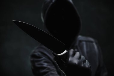 Keskin bıçaklı uğursuz suçlu, seçici odaklanma