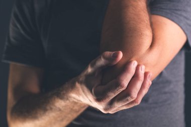 Tenis dirseği, klinik olarak yan epikondilit olarak bilinir. Dirsekte ağrıya neden olan tıbbi bir durum. Seçici odak.