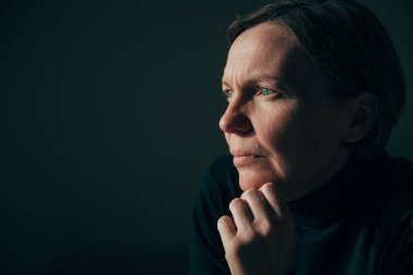 Düşünceli kadın filozofun portresi, düşünme ve planlama, seçici odaklanma