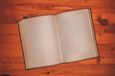 Tahta masa üzerinde boş sayfalar olan eski açık kitabın üst görünümü kopya alanı, düz uzanma