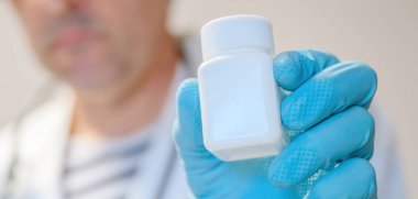 Elinde ilaç ilacı olan eczacı, seçici odaklı.