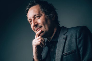 Gülümseyen Depresyon konsepti, zihinsel sağlık sorunu olan olgun beyaz iş adamının portresi, seçici odaklanma