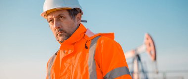 Petrol ve gaz çıkarma sürecini denetleyen sondaj kulesi mühendisi, petrol pompasının sahadaki performansını izleyen, seçici odaklı