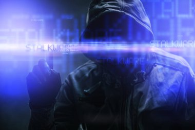 Yüzü olmayan kapüşonlu erkek takipçi yazılımı konsepti, dijital hata efektli gösterişsiz görüntü, seçici odaklanma