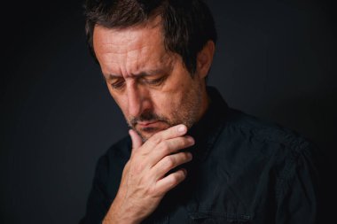 Yorgun, sorunlu iş adamı iş sürecini düşünüyor, seçici odaklanıyor.