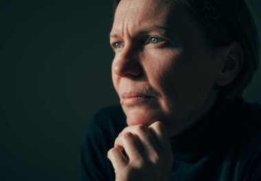 Düşünceli kadın filozofun portresi, düşünme ve planlama, seçici odaklanma