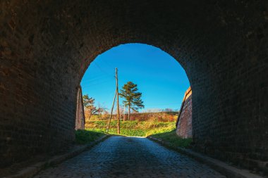 Sırbistan 'ın Novi Sad kentindeki Petrovaradin kalesine tuğladan yapılmış kemer geçidi tüneli. Seçici odak.