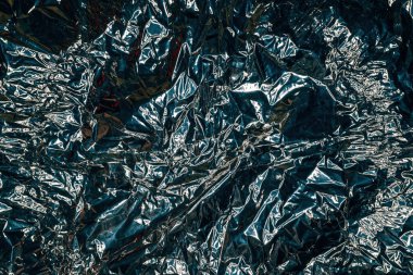 Arkaplan olarak buruşmuş alüminyum folyo tabakasının dokusu, üst görünüm
