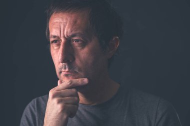 Dalgın, dalgın ve derin düşüncelere dalmış, seçici bir odak.