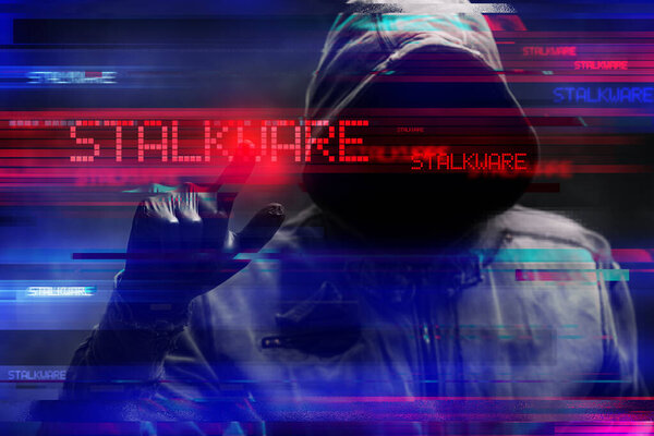 Концепция Stalkware с безликим мужчиной в капюшоне, изображение с низким ключом с эффектом цифрового глюка, выборочная фокусировка