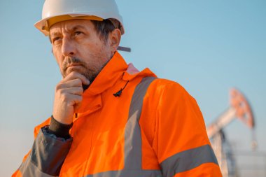 Petrol ve gaz çıkarma sürecini denetleyen sondaj kulesi mühendisi, petrol pompasının sahadaki performansını izleyen, seçici odaklı