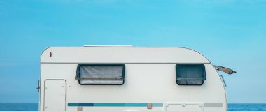 Yunanistan 'daki Ege sahili üzerinde kamp karavanı, seçici odaklanma