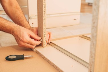 Bir DIY projesi için evde mobilya montajı yapan adam, seçici odaklı