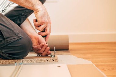 Bir DIY projesi için evde mobilya montajı yapan adam, seçici odaklı