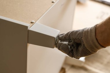 Bir DIY projesi için evde mobilya montajı yapan adam, seçici odaklı