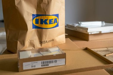 Novi Sad, Sırbistan - 23 Ocak 2024: Ikea karton kutu ve mobilya montajı için aksesuarlı kağıt çanta.