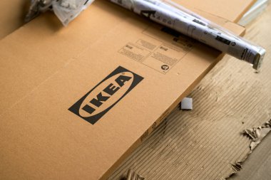 Novi Sad, Sırbistan - 23 Ocak 2024: Ikea karton kutu ve mobilya montajı için aksesuarlar.