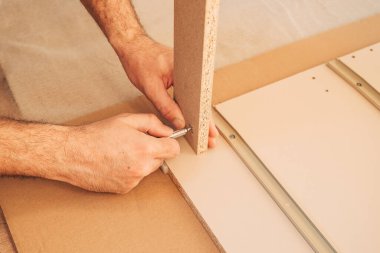 Bir DIY projesi için evde mobilya montajı yapan adam, seçici odaklı