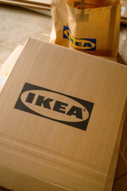 Novi Sad, Sırbistan - 23 Ocak 2024: Ikea karton kutu ve mobilya montajı için aksesuarlı kağıt çanta.