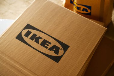 Novi Sad, Sırbistan - 23 Ocak 2024: Ikea karton kutu ve mobilya montajı için aksesuarlı kağıt çanta.