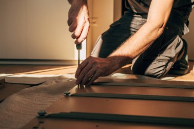 Bir DIY projesi için evde mobilya montajı yapan adam, seçici odaklı
