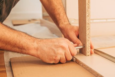 Bir DIY projesi için evde mobilya montajı yapan adam, seçici odaklı