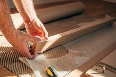 Bir DIY projesi için evde mobilya montajı yapan adam, seçici odaklı