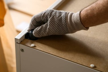 Bir DIY projesi için evde mobilya montajı yapan adam, seçici odaklı
